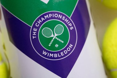 LONDON, İngiltere - Haziran 2021: Resmi Wimbledon tenis Slazenger marka top tüpü