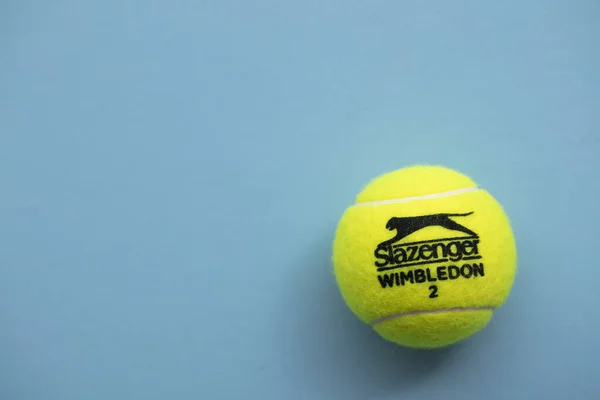 LONDON, UK - Juni 2021: Offizieller wimbledon Tennis Slazenger Markenball — Stockfoto