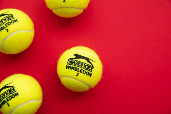 ЛОНДОН, Великобритания - июнь 2021: Официальный мяч марки "Слазенджер" на Уимблдоне — стоковое фото