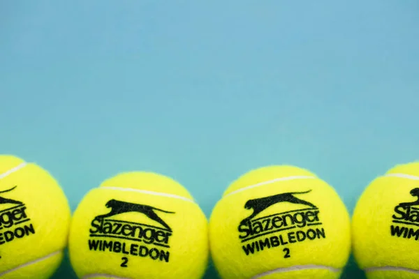 LONDON, İngiltere - Haziran 2021: Resmi Wimbledon tenis Slazenger marka top — Stok fotoğraf