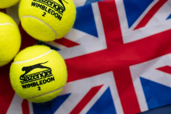 LONDON, UK - Juni 2021: Offizieller Wimbledon-Tennisball unter britischer Flagge — Stockfoto