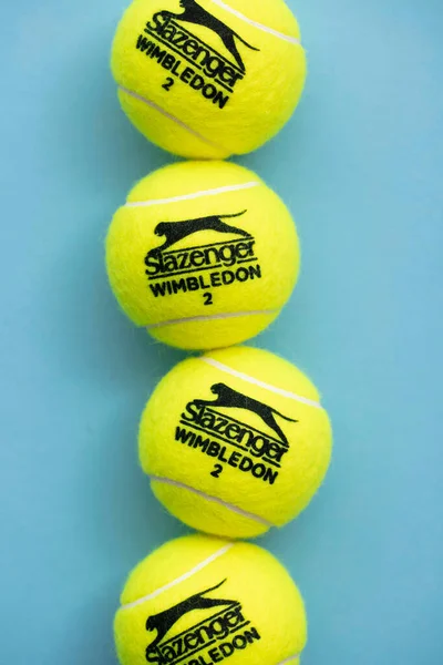 LONDON, UK - Juni 2021: Offizieller wimbledon Tennis Slazenger Markenball — Stockfoto