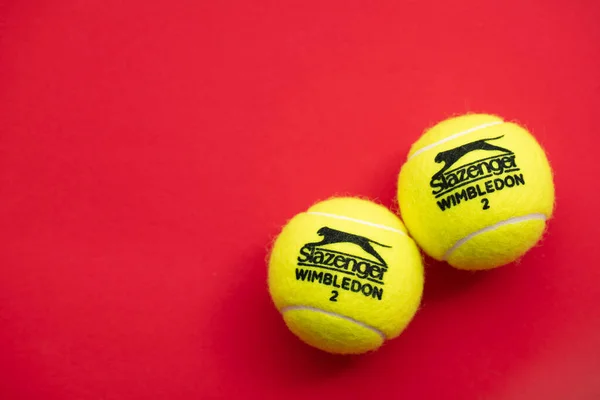 ЛОНДОН, Великобритания - июнь 2021: Официальный мяч марки "Слазенджер" на Уимблдоне — стоковое фото