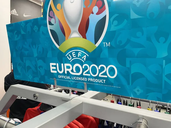 LONDON, Wielka Brytania - czerwiec 2021: Logo euro 2020 dla UEFA w sklepie sportowym — Zdjęcie stockowe