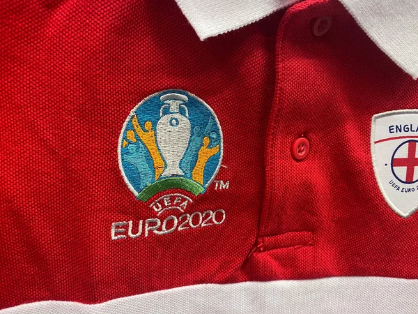 LONDRES, Reino Unido - Junio 2021: Logotipo para la UEFA euro 2020 en una camisa de Inglaterra —  Fotos de Stock