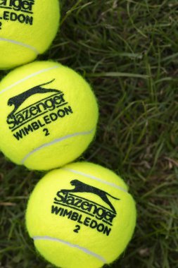 LONDON, İngiltere - Haziran 2021: Resmi Wimbledon Tenis Slazenger marka top çimenlerde