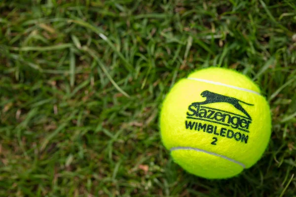 LONDÝN, UK - červen 2021: Oficiální wimbledonský tenisový míček značky Slazenger na trávě — Stock fotografie