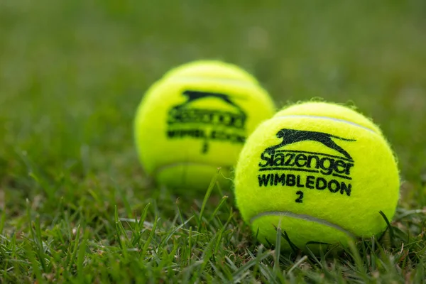 ЛОНДОН, Великобритания - июнь 2021 года: Официальный мяч марки "Слазенджер" на траве — стоковое фото