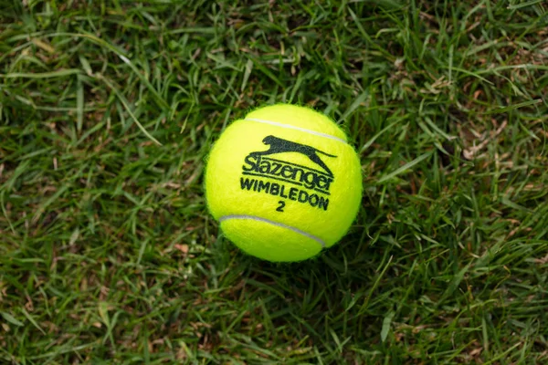 LONDÝN, UK - červen 2021: Oficiální wimbledonský tenisový míček značky Slazenger na trávě — Stock fotografie