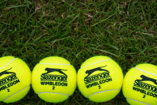 LONDON, UK - Juni 2021: Offizieller wimbledon Tennis Slazenger Markenball auf Gras — Stockfoto