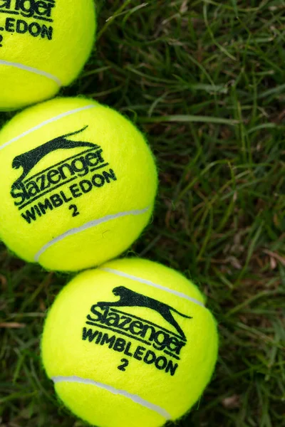 LONDON, UK - kesäkuu 2021: Virallinen wimbledon tennis Slazenger tuotemerkin pallo ruoho — kuvapankkivalokuva