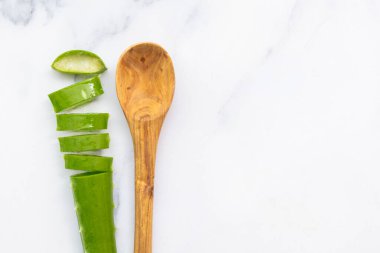 Doğal yeşil aloe vera kökü dilimlere ayrılmış. Sağlık ve refah arka planda