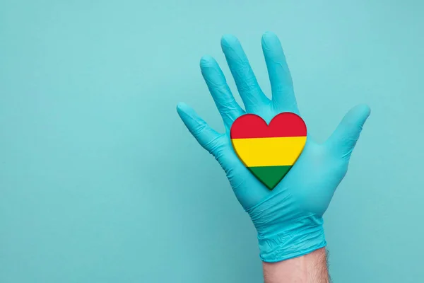 Bolívia egészségügyi szív. Nővér kéz gazdaság ország szív zászló — Stock Fotó