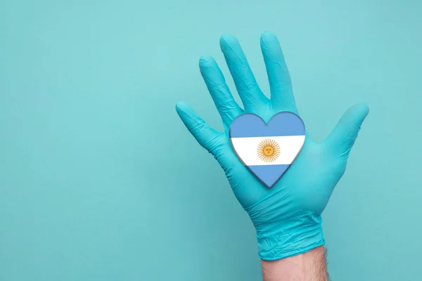 Аргентинське медичне серце. Медсестра тримає сільський серцевий прапор — стокове фото