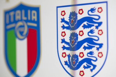 LONDON, İngiltere - Temmuz 2021: İngiltere ve İtalya milli futbol takımı rozetleri