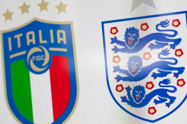 LONDON, İngiltere - Temmuz 2021: İngiltere ve İtalya milli futbol takımı rozetleri