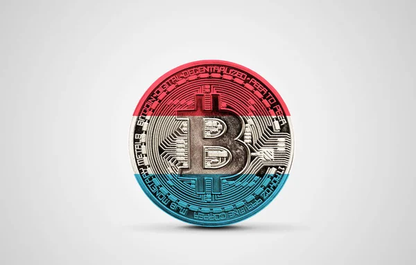 Bandera de Luxemburgo en una moneda criptomoneda bitcoin. Renderizado 3D —  Fotos de Stock