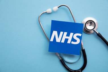 LONDON, İngiltere - Temmuz 2021: Steteskoplu NHS Ulusal Sağlık Hizmetleri logosu