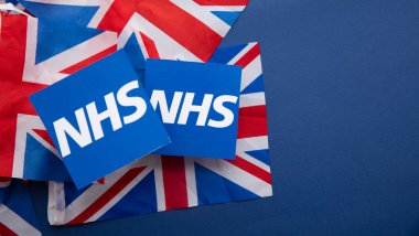 LONDON, İngiltere - Temmuz 2021: Ulusal Sağlık Hizmetleri logosu bir sendika bayrağında