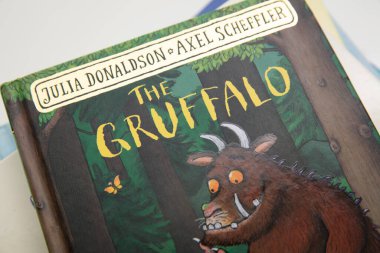 LONDON, İngiltere - Ağustos 2021: Gruffalo Çocuk Kitabı kapağını kapatın