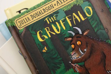 LONDON, İngiltere - Ağustos 2021: Gruffalo Çocuk Kitabı kapağını kapatın