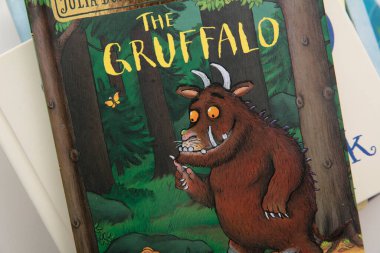 LONDON, İngiltere - Ağustos 2021: Gruffalo Çocuk Kitabı kapağını kapatın