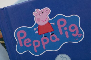 LONDON, İngiltere - Ağustos 2021: Peppa domuz çizgi film logosu bir çocuk kitabı kapağında.