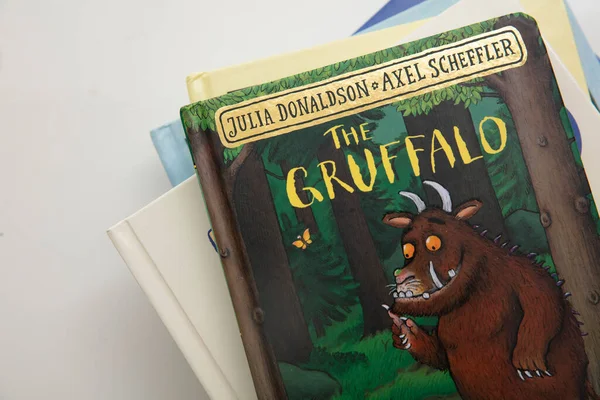 LONDRES, Reino Unido - Agosto 2021: Primer plano de la portada del libro de gruffalo childrens — Foto de Stock