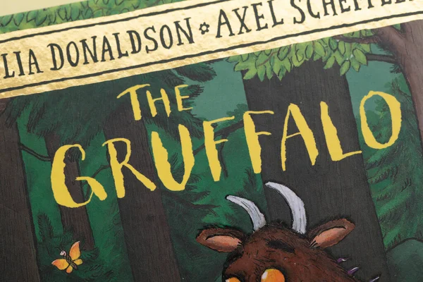 LONDRES, Reino Unido - Agosto 2021: Primer plano de la portada del libro de gruffalo childrens — Foto de Stock