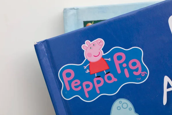 LONDON, UK - sierpień 2021: Logo kreskówki Peppa na okładce książki dla dzieci. — Zdjęcie stockowe