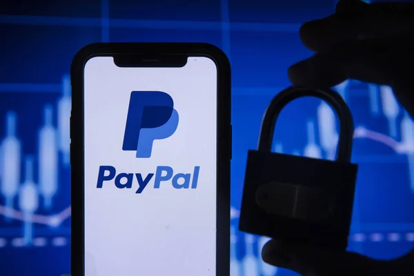 LONDON, Reino Unido - agosto de 2021: logotipo do serviço financeiro Paypal em um smartphone — Fotografia de Stock