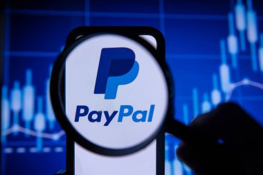 LONDON, İngiltere - Ağustos 2021: Akıllı bir telefondan Paypal finans hizmeti logosu