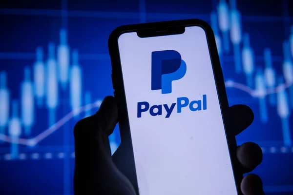 LONDON, Storbritannien - augusti 2021: Paypal finans logotyp på en smartphone — Stockfoto