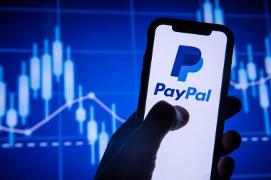 LONDON, İngiltere - Ağustos 2021: Akıllı bir telefondan Paypal finans hizmeti logosu