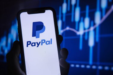 LONDON, İngiltere - Ağustos 2021: Akıllı bir telefondan Paypal finans hizmeti logosu