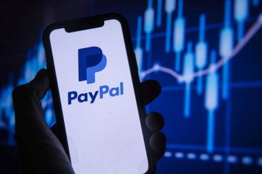 LONDON, İngiltere - Ağustos 2021: Akıllı bir telefondan Paypal finans hizmeti logosu