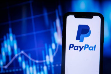 LONDON, İngiltere - Ağustos 2021: Akıllı bir telefondan Paypal finans hizmeti logosu