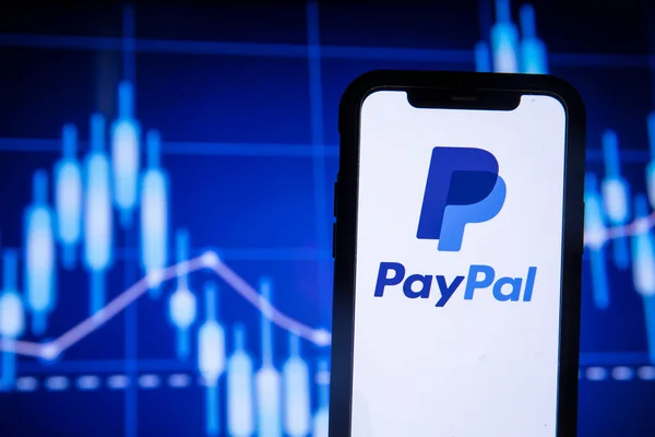 LONDON, Storbritannien - augusti 2021: Paypal finans logotyp på en smartphone — Stockfoto