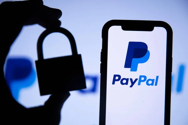 LONDON, Ηνωμένο Βασίλειο - Αύγουστος 2021: Λογότυπο υπηρεσίας Paypal finance σε smartphone — Φωτογραφία Αρχείου