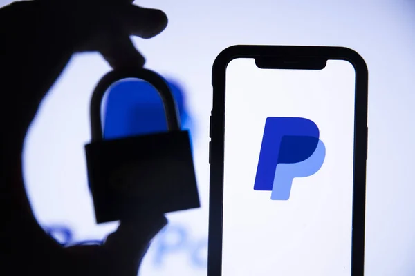 ЛОНДОН, Великобритания - Август 2021: Логотип финансового сервиса Paypal на смартфоне — стоковое фото