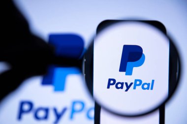 LONDON, İngiltere - Ağustos 2021: Akıllı bir telefondan Paypal finans hizmeti logosu