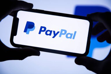 LONDON, İngiltere - Ağustos 2021: Akıllı bir telefondan Paypal finans hizmeti logosu