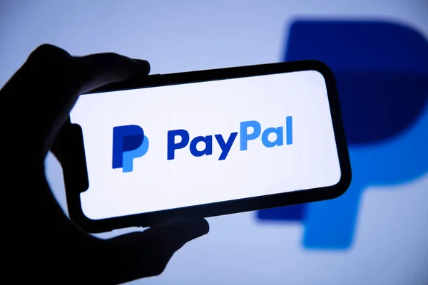 LONDON, Reino Unido - agosto de 2021: logotipo do serviço financeiro Paypal em um smartphone — Fotografia de Stock