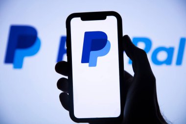 LONDON, İngiltere - Ağustos 2021: Akıllı bir telefondan Paypal finans hizmeti logosu
