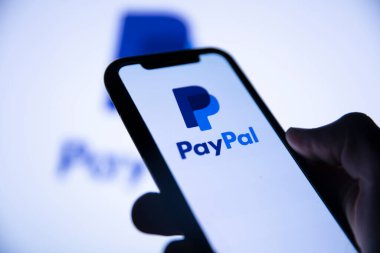 LONDON, İngiltere - Ağustos 2021: Akıllı bir telefondan Paypal finans hizmeti logosu
