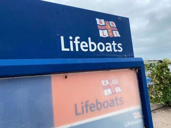 MINEHEAD, Reino Unido - Agosto de 2021: RNLI Lifeboat firma fuera de una estación de guardacostas — Foto de Stock