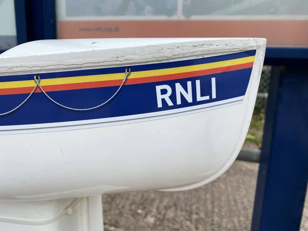 MINEHEAD, Reino Unido - Agosto de 2021: RNLI Lifeboat firma fuera de una estación de guardacostas — Foto de Stock