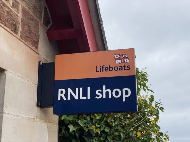Minehead, İngiltere - Ağustos 2021: RNLI Cankurtaran botu bir maliyet koruma istasyonunun önünde