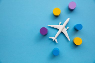 Oyuncak bir uçak ve renkli dairesel bloklarla seyahat et