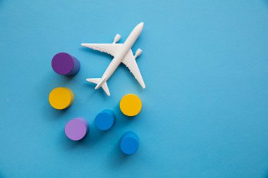 Oyuncak bir uçak ve renkli dairesel bloklarla seyahat et